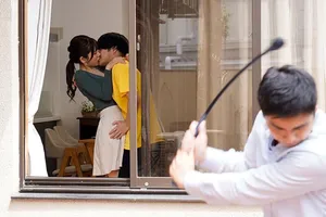 Trong nước dày, dữ dội, vàng và mát không có vỏ bọc