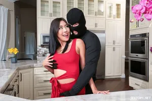 Cô nàng Foxy Di dễ thương và ngầu bị một con cặc to đụ vào mông
